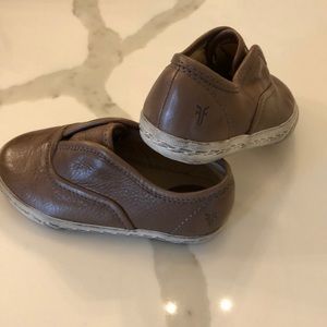 Frye youth 7 chambers slip